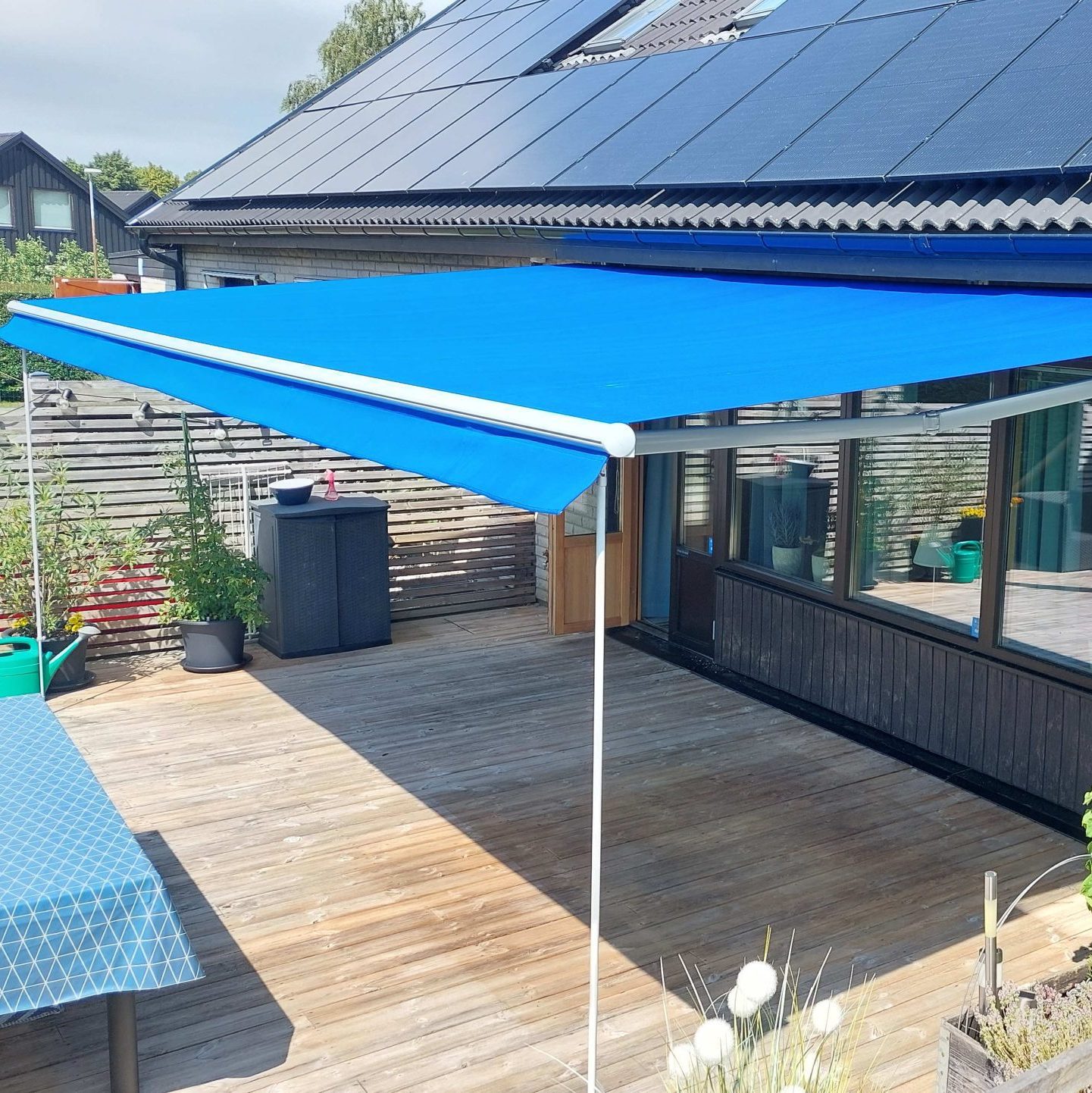 Terrasssmarkis, grå profil med blå duk med vindstag