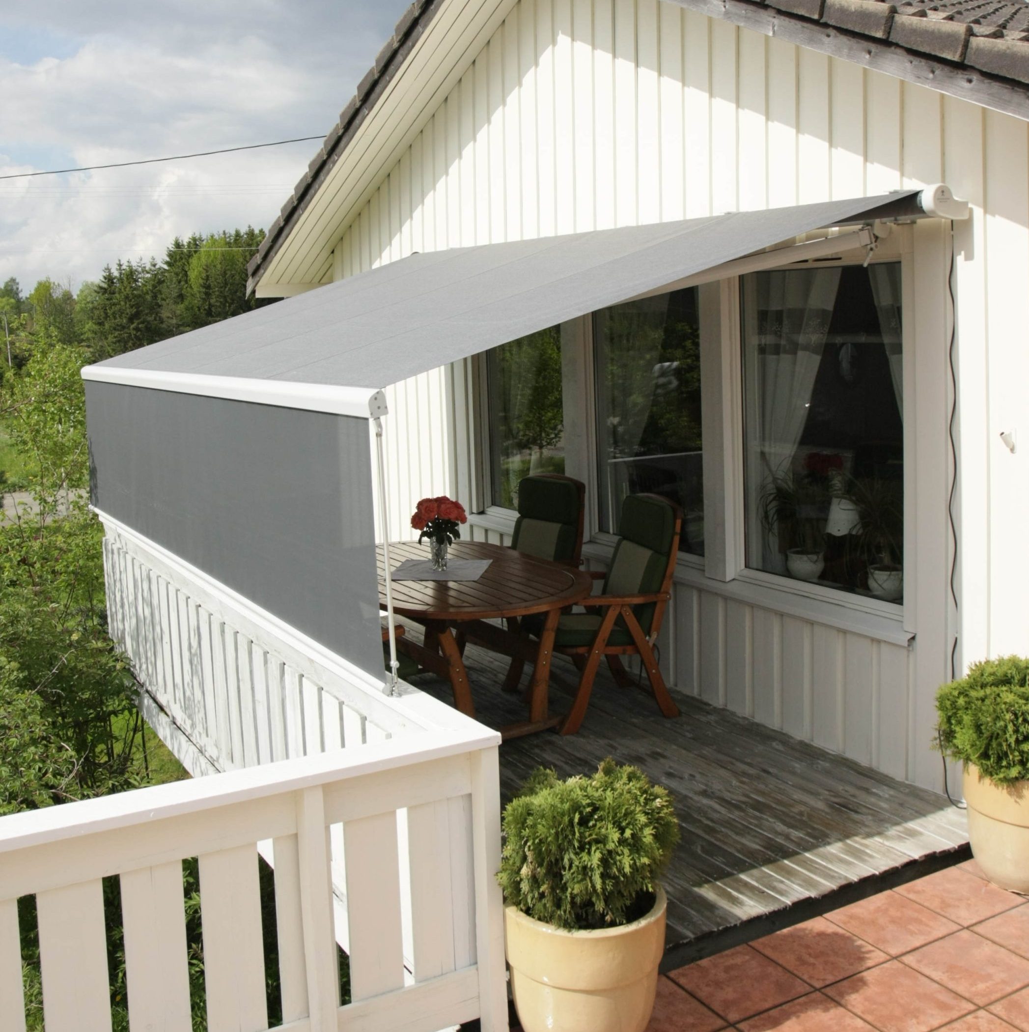 Terrassmarkis med front rullgardin
